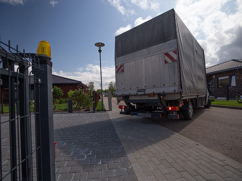 Nákladní vůz s plošinou o rozměrech 2,3 x 7,5 metrů - Gardenvity jej hojně využívá k rozvozu.